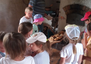 Grupa dzieci 6- letnich przy piecu chlebowym